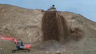 Old Caterpillar D8L bulldozer pushing chert rock in Japan. キャタピラー 大型ブルドーザーD8L 18th/Jun/2019