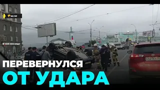 Внедорожник перевернулся в результате столкновения в Новосибирске