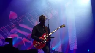 Noel Gallagher's High Flying Birds: Don't look back in anger (live at A Summer's Tale 2016)