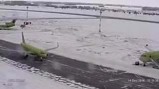 S7 Airlines Airbus A320 sliding on ice, almost hitting another aircraft