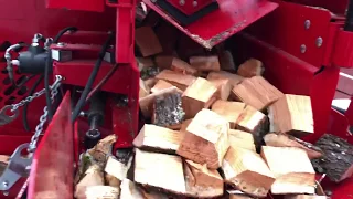 Making smoker chunks with a box wedge firewood processor - Japa 435 with Perfect Split