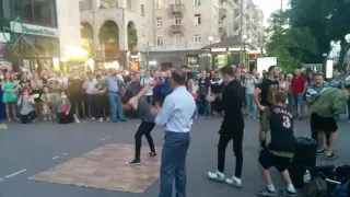 Олег Ляшко танцует на Хрещатике