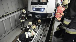 Metrógázolás utáni mentés a 4-es metróban | TŰZOLTÓK BEVETÉSEN