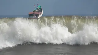 TERIAKAN PENONTON LIHAT AKSI PERAHU SAMPAI TERBANG SEPERTI DI ATAS BUKIT 28/5/2014