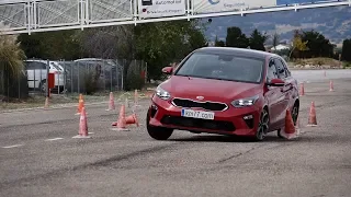 KIA Ceed 2018 - Maniobra de esquiva (moose test) y eslalon | km77.com