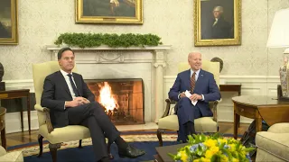 Rutte en Biden samen voor het haardvuur in de Oval Office