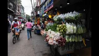 [4K] Explore the bustling stalls and vendors selling delicious street food at Phetchaburi Soi 5