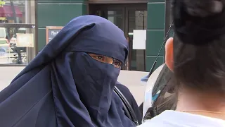 Queste donne francesi che vivono con il burqa