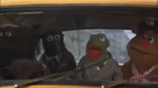 Gonzo stops taxi - The Great Muppet Caper