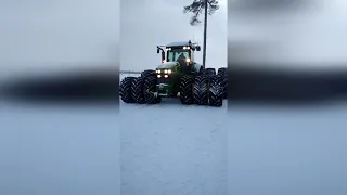 Трактор Джон Дир на просторах болота Дикое