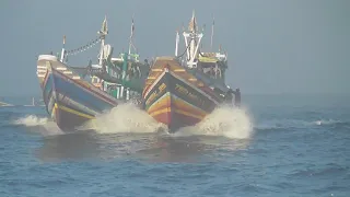 DUA KAPAL BERGANDENGAN MELEWATI PLAWANGAN PUGER RABU 05-06-2024