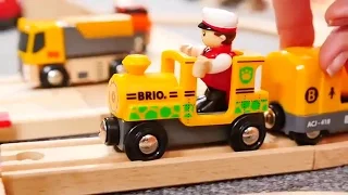 Vidéo éducative. Trains et voitures. Une barrière.