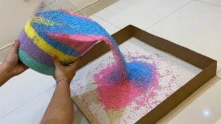 JOGUEI UM MEGA BALDE GIGANTE DE BOLINHAS DE ISOPOR COLORIDAS NAS FORMAS DE PAPELÃO! (incrível)