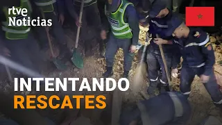 TERREMOTO MARRUECOS: Los EQUIPOS DE EMERGENCIAS buscan VÍCTIMAS entre los ESCOMBROS | RTVE Noticias