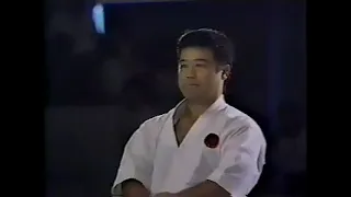 Higaonna Morio 東恩納 盛男 sensei performs Pechūrin ペッチューリン and bunkai with Nakamura Tetsuji 中村哲二 (1990)