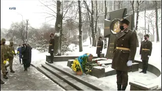 Від студентів - до політиків: в Києві вшановують пам'ять Героїв битви під Крутами / включення