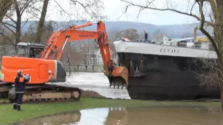 Bergung eines havarierten Schiffes auf dem Main