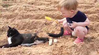 Baby und Katzen Part1 Spielen zusammen sehr Süß die kleinen Kinder und die Tiere total lustig