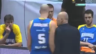 James Augustine empujado por Kurtinaitis en el partido Nizhny Novgorod VS Khimki.