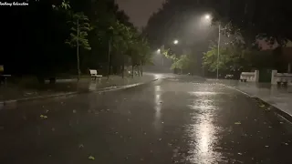 The sound of rain in the middle of the night, thunder and lightning, and the sound of rain.