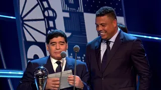 El blooper de Maradona antes de entregar el premio