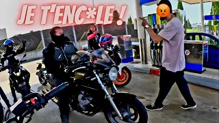 😡IL CHERCHE LA BAGARRE CONTRE DES MOTARDS !🥊(ça failli très mal tourner)