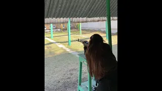 Сабина Алтынбекова стреляет из автомата