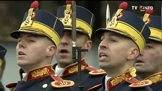 Garda de Onoare îi prezintă onorul președintelui Klaus Iohannis