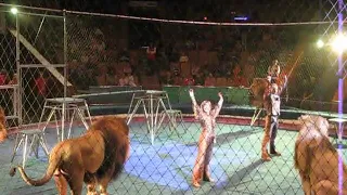 В  Казанском цирке лев вышел из под контроля и набросился на дрессировщика.