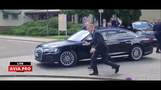Кадры первых секунд после стрельбы в премьер-министра Словакии, Фицо усаживают в машину и увозят
