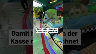 Der etwas andere Mitarbeiter an der Kasse 😅 #palmkirmes #Kirmes #hund #shorts #short #hunde #fyp