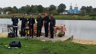 На полі вже стоять снопи......