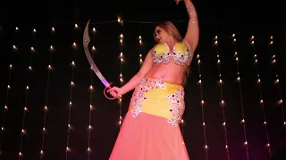 solo Cinthia Suhailah na reinauguração da Cia de Dança Suhailah
