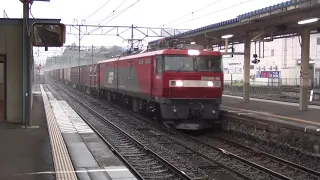 EH500形電気機関車（金太郎）けん引のコンテナ貨物列車2本を雨の野辺地駅（青い森鉄道）で撮影