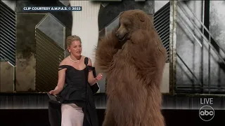 'Cocaine Bear' helps Elizabeth Banks present the Oscar for best visual effects