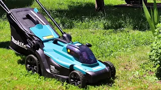 Exceptional battery-operated lawnmower for small areas. Makita DLM330