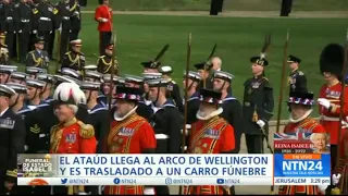 El ataúd de Isabel II llega al Arco de Wellington y es trasladado a un carro fúnebre