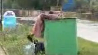 Старуха в мусорном баке