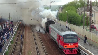 полыхает электричка в Михнево 2