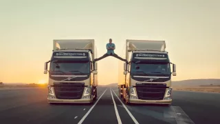 Jean-Claude Van Damme fait le grand écart entre deux camions en marche arrière VIDÉO.