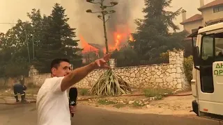 Καίγονται τα σπίτια στις Αφίδνες.