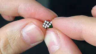 Der kleinste RUBIK'S CUBE der Welt in 1 SEKUNDE lösen!