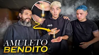 EL SACERDOTE NOS ENTREGA UN AMULETO PARA PROTEGERNOS DEL DEMONIO…