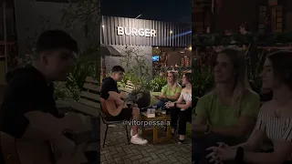 Vitor Pessaia surpreende e canta para mãe e filha