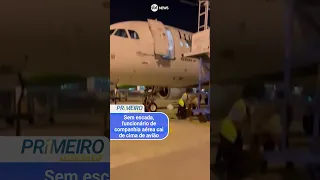 Sem escada, funcionário de companhia aérea cai de cima de avião