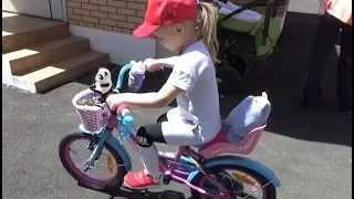 Alice chooses a bicycle and goes to ride it outside