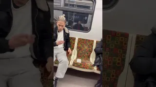 Пранк в метро 😱😱жесть зачем он выкинул телефон свой 😱😱😱 #тренды #метро #пранк #треш #рек #соц
