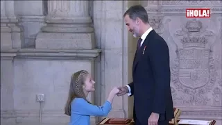 La primera reverencia de la princesa Leonor al Rey