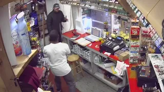 CAUGHT ON CAMERA: Machete vs knife fight at gas station