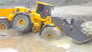 RC STUCK IN MUD! WORLD OF RC! RC VEHICLES WORK EXTRENE! BIGGEST RC CONSTRUCTION! HEAVY RC RAIN DAY